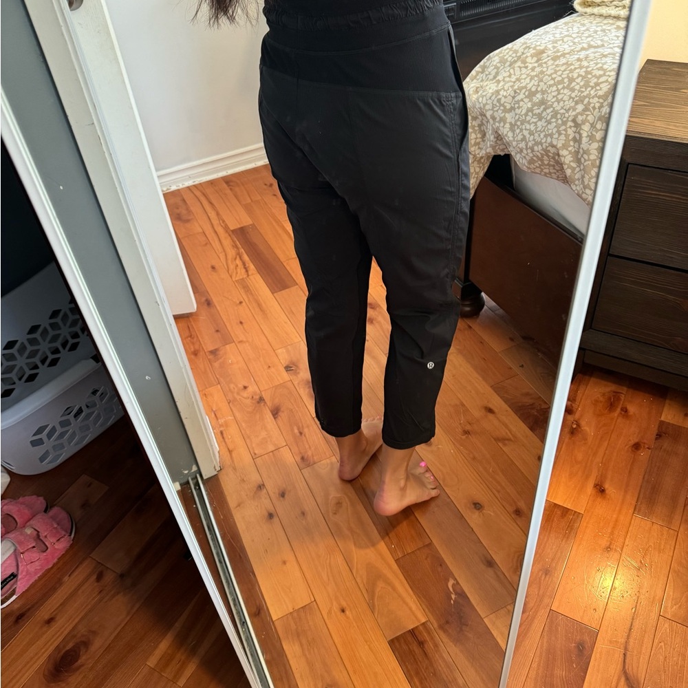 Lululemon studio dance crops 7/8. Size 6. Black EUC